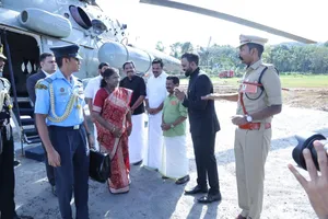 Tổng thống Ấn Độ Droupadi Murmu (mặc trang phục truyền thống sari) hạ cánh xuống Pramadom, trên đường tới thăm đền thờ thần Ayyappan trên đồi Sabarimala hôm 22-10. Ảnh: THE HINDU