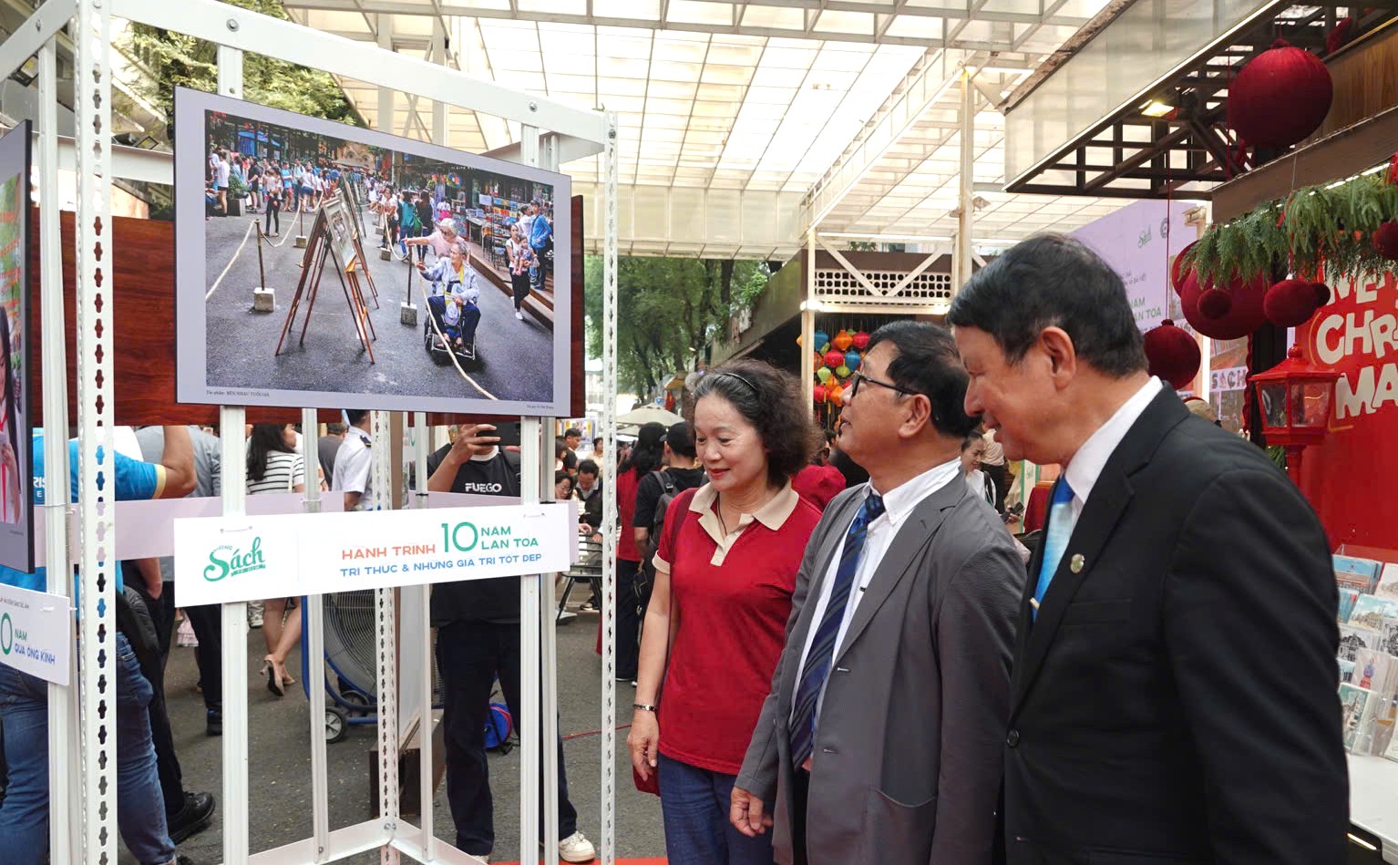 Đường sách trao giải cuộc thi viết và ảnh 'Hành trình 10 năm lan tỏa tri thức'- Ảnh 2. Đường sách trao giải cuộc thi viết và ảnh 'Hành trình 10 năm lan tỏa tri thức'- Ảnh 2.