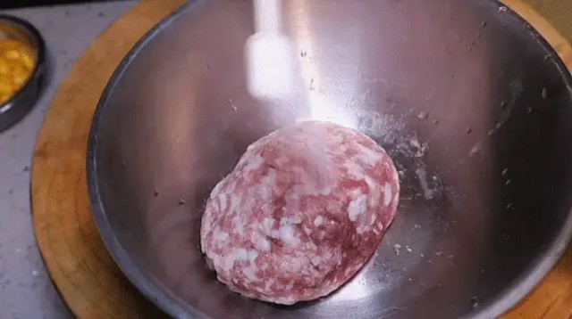 Hoành thánh nấu kiểu này bao ngon, cả nhà khen nức nở 5 Cho 300g thịt nạc vai xay vào tô, thêm muối, tiêu trắng, dầu hào và nước hành gừng. Tỷ lệ chuẩn là 300g thịt – 60g nước hành gừng. Dùng tay khuấy mạnh cho thấm đều.