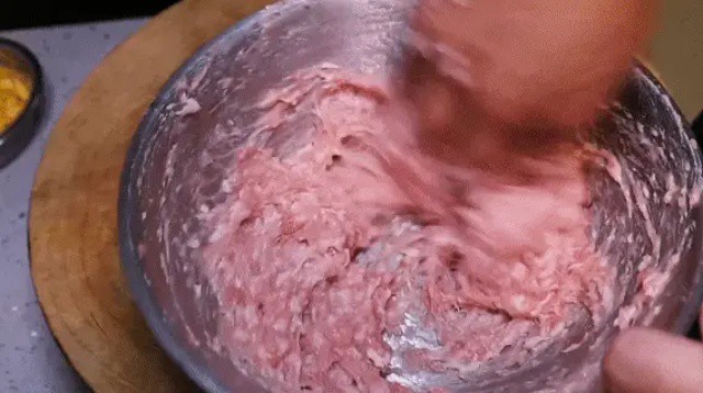 Hoành thánh nấu kiểu này bao ngon, cả nhà khen nức nở 6 Quết thịt tạo độ kết dính, đến khi hỗn hợp trở nên dẻo và dính tay. Lúc này thịt đã hút hết nước, giúp nhân mềm và mọng nước khi ăn.