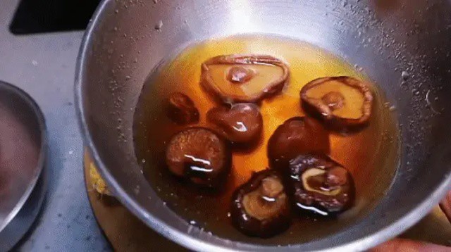 Hoành thánh nấu kiểu này bao ngon, cả nhà khen nức nở 7 Nấm hương ngon nhất là loại nấm khô ngâm nở. Vắt khô rồi băm nhỏ để tăng hương vị.