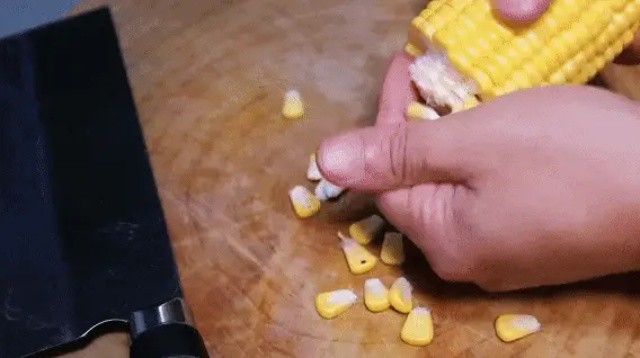 Hoành thánh nấu kiểu này bao ngon, cả nhà khen nức nở 8 Trộn thêm ngô hạt đã luộc chín. Ngô tạo vị thơm dịu, giúp hoành thánh ăn không ngán.