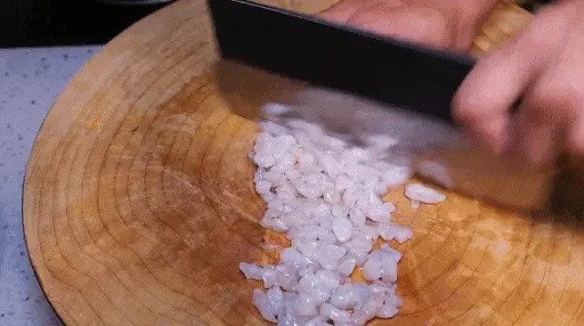 Hoành thánh nấu kiểu này bao ngon, cả nhà khen nức nở 9 Dùng tôm đông lạnh hoặc tôm tươi đều được. Băm nhỏ nhưng không quá nhuyễn để tạo cảm giác giòn khi ăn. Ướp tôm với phần nước hành gừng còn lại để khử mùi tanh.