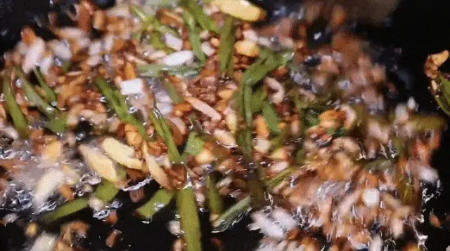 Hoành thánh nấu kiểu này bao ngon, cả nhà khen nức nở 10 Bí quyết giúp hoành thánh thơm là dầu hành. Cắt lá hành, hành tây và gừng thành sợi. Đun nóng dầu, cho tất cả vào, để lửa vừa và nhỏ và phi từ từ cho dậy mùi thơm, đợi các nguyên liệu chuyển sang màu vàng sậm là được. Dầu hành không chỉ dùng cho nhân và nước dùng mà còn có thể để dành trộn salad hoặc xào.