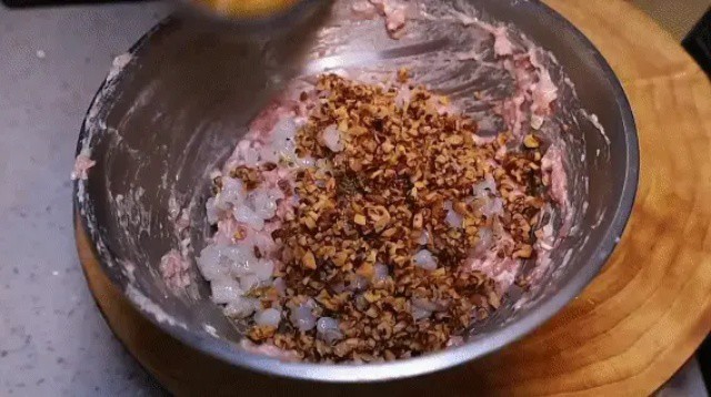 Hoành thánh nấu kiểu này bao ngon, cả nhà khen nức nở 11 Trộn tôm, nấm hương, ngô hạt với thịt xay. Rưới thêm một ít dầu hành vừa phi để tăng độ thơm béo cho phần nhân.