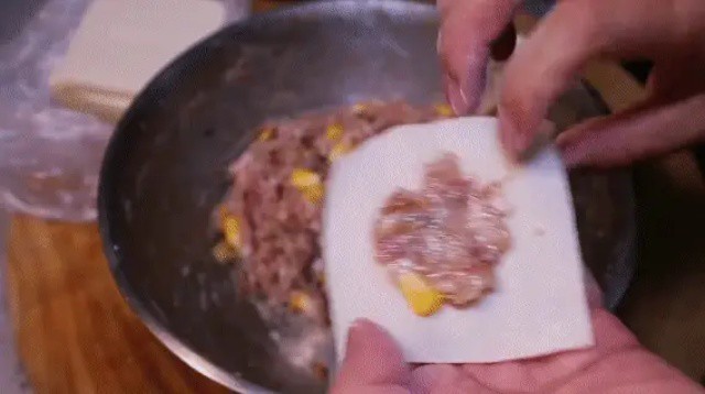 Hoành thánh nấu kiểu này bao ngon, cả nhà khen nức nở 12 Gói theo cách quen thuộc của bạn, chỉ cần vỏ bánh đóng kín và không bị hở nhân.