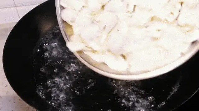 Hoành thánh nấu kiểu này bao ngon, cả nhà khen nức nở 14 Bắc nồi nước lên bếp. Vì ăn hoành thánh nước nên dùng nhiều nước một chút. Khi nước sôi thì cho hoành thánh vào, đợi 10 giây rồi nhẹ nhàng khuấy tránh bị dính nồi. Luôn giữ lửa lớn.