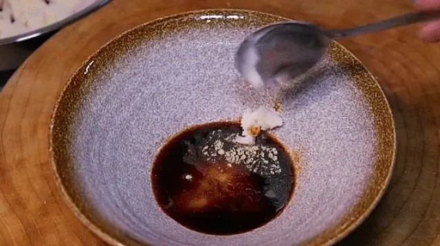 Hoành thánh nấu kiểu này bao ngon, cả nhà khen nức nở 13 Làm nước dùng: Cho muối, bột ngọt, tiêu trắng, nước tương, mỡ heo vào tô. Thêm tép khô, rong biển, hành lá và một ít dầu hành, vậy là phần gia vị nước dùng đã đủ.