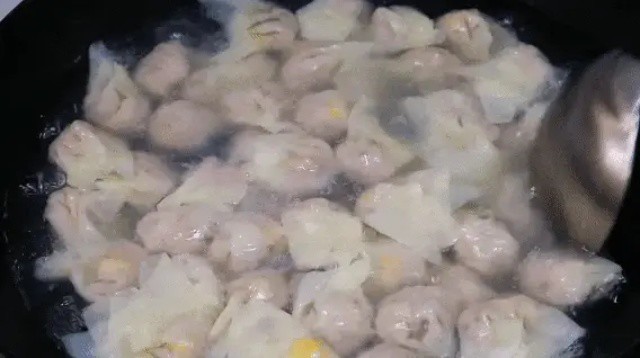 Hoành thánh nấu kiểu này bao ngon, cả nhà khen nức nở 15 Khi hoành thánh nổi lên, cho một ít nước lạnh vào. Đợi nước sôi lại rồi nấu thêm 30 giây.