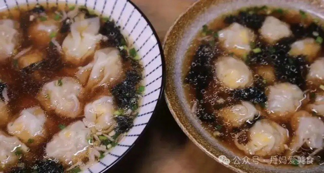 Hoành thánh nấu kiểu này bao ngon, cả nhà khen nức nở 16 Hoành thánh đã chín, chan nước dùng vào tô trước để hòa tan gia vị, rồi vớt hoành thánh đặt lên trên.