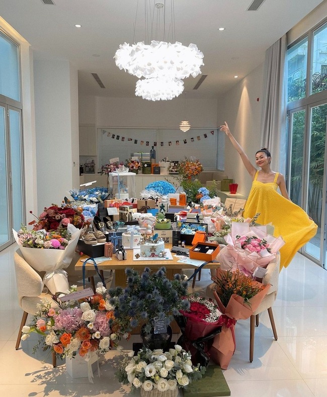 Mỹ nhân Vbiz 40 tuổi mới lấy chồng, không phải làm dâu, sống như bà hoàng trong bạch dinh 1000m²- Ảnh 7. Mỹ nhân Vbiz 40 tuổi mới lấy chồng, không phải làm dâu, sống như bà hoàng trong bạch dinh 1000m²- Ảnh 7.