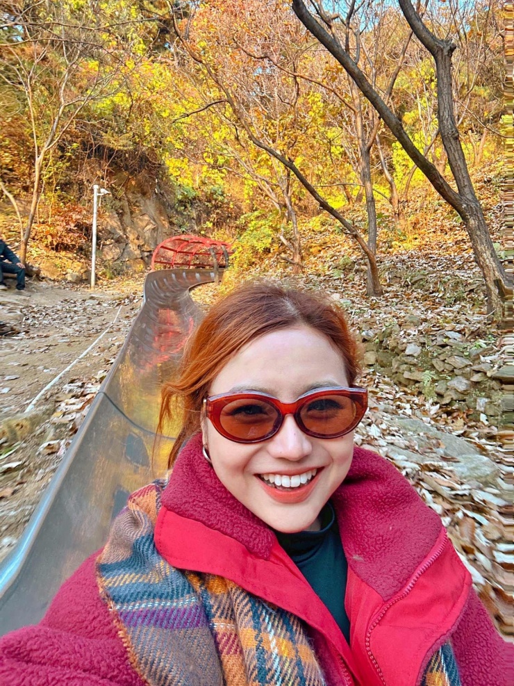 Khách Việt ghé Vạn Lý Trường Thành ngắm lá vàng lá đỏ, xuống núi bằng cách lạ 3 Nữ du khách đến từ TPHCM phấn khích vì vừa trượt vừa được ngắm khung cảnh lá vàng, lá đỏ lãng mạn