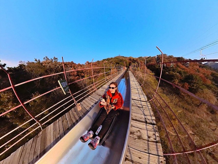 Khách Việt ghé Vạn Lý Trường Thành ngắm lá vàng lá đỏ, xuống núi bằng cách lạ 4 Nếu sử dụng máng trượt, du khách chỉ tốn khoảng 5-10 phút (tùy tốc độ) để di chuyển xuống núi