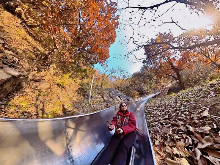 Khách Việt ghé Vạn Lý Trường Thành ngắm lá vàng lá đỏ, xuống núi bằng cách lạ 5 Gần cuối đường trượt có dịch vụ chụp ảnh kỷ niệm mất phí, du khách có thể lấy hoặc không