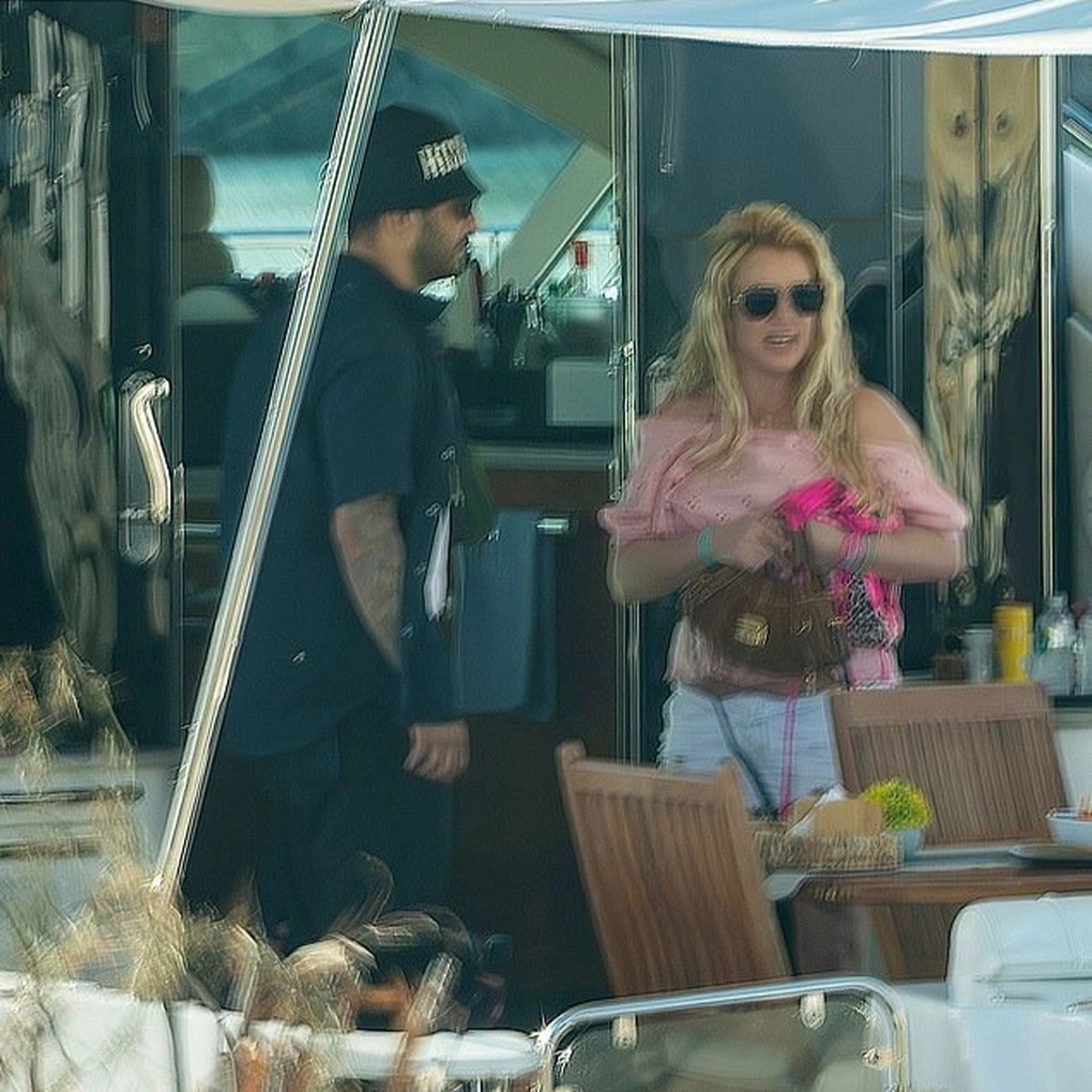 Giữa bất ổn tâm lý, Britney Spears thân mật cùng người đàn ông lạ - 5