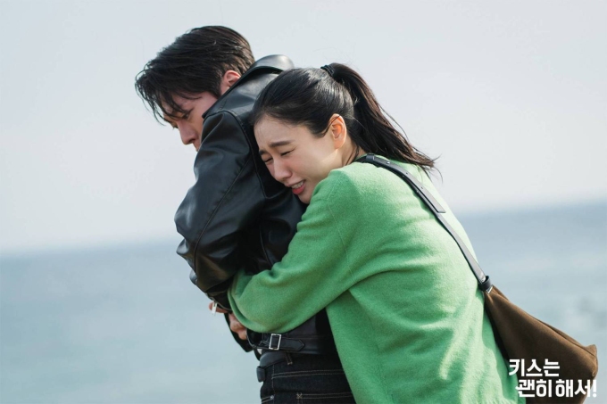 Phân cảnh hài hước giữa hai nhân vật chính trong Dynamite Kiss, mở đầu cho chuỗi cảm xúc của bộ phim. Ảnh: SBS