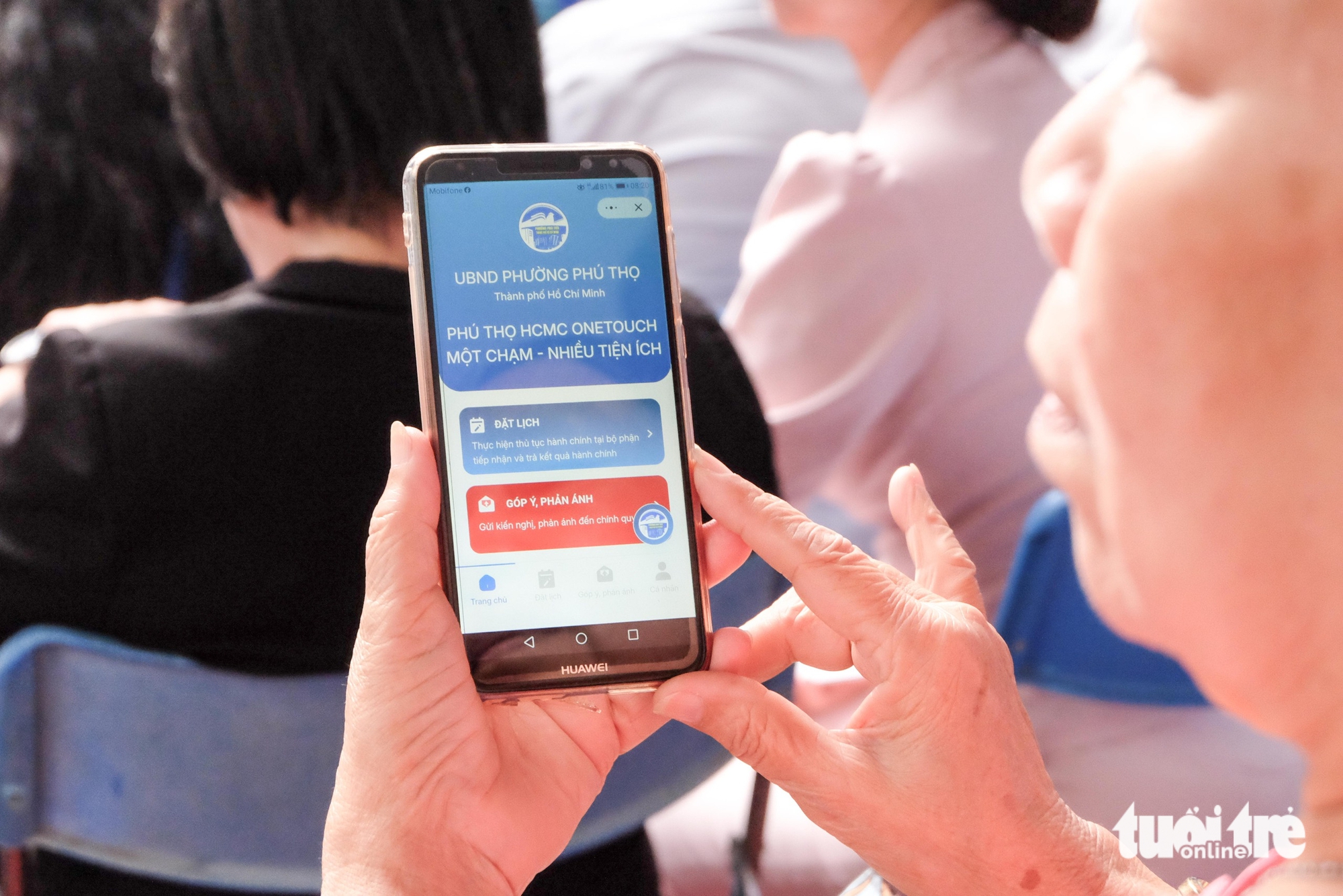 Không cần xếp hàng, người dân phường Phú Thọ, TP.HCM đặt lịch làm thủ tục trên Zalo 3 phú thọ - Ảnh 3.