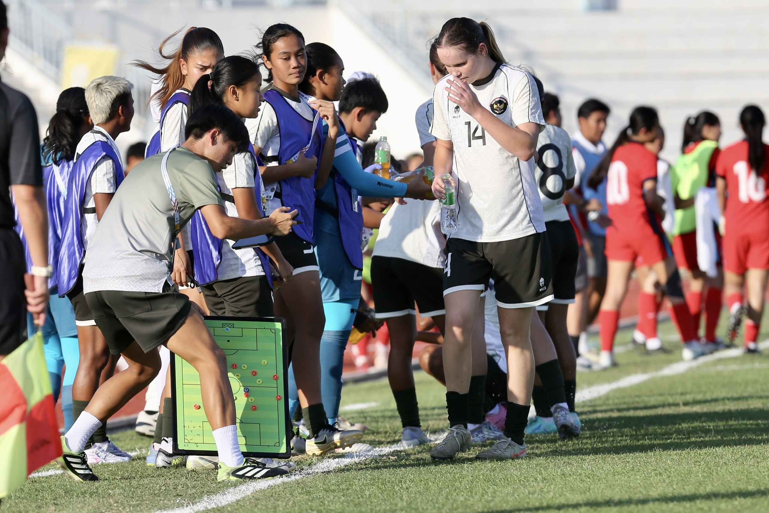 Đội tuyển nữ Việt Nam ‘bé xíu’ đấu ‘ngoại binh khổng lồ’ gần 1,90 m của Indonesia: Phải tính kế! - Ảnh 4. Đội tuyển nữ Việt Nam ‘bé xíu’ đấu ‘ngoại binh khổng lồ’ gần 1,90 m của Indonesia: Phải tính kế! - Ảnh 4.