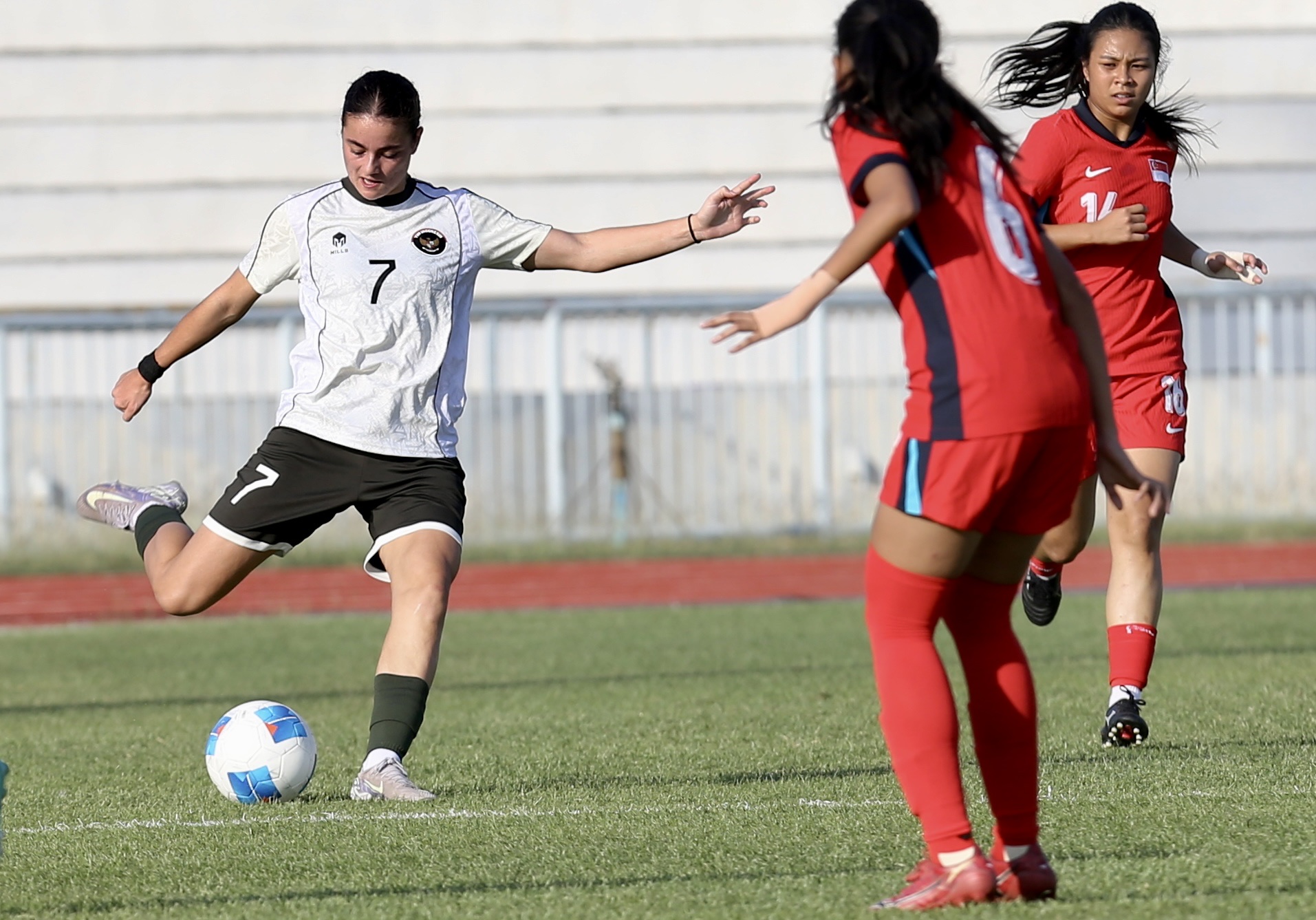 Đội tuyển nữ Việt Nam ‘bé xíu’ đấu ‘ngoại binh khổng lồ’ gần 1,90 m của Indonesia: Phải tính kế! - Ảnh 5. Đội tuyển nữ Việt Nam ‘bé xíu’ đấu ‘ngoại binh khổng lồ’ gần 1,90 m của Indonesia: Phải tính kế! - Ảnh 5.