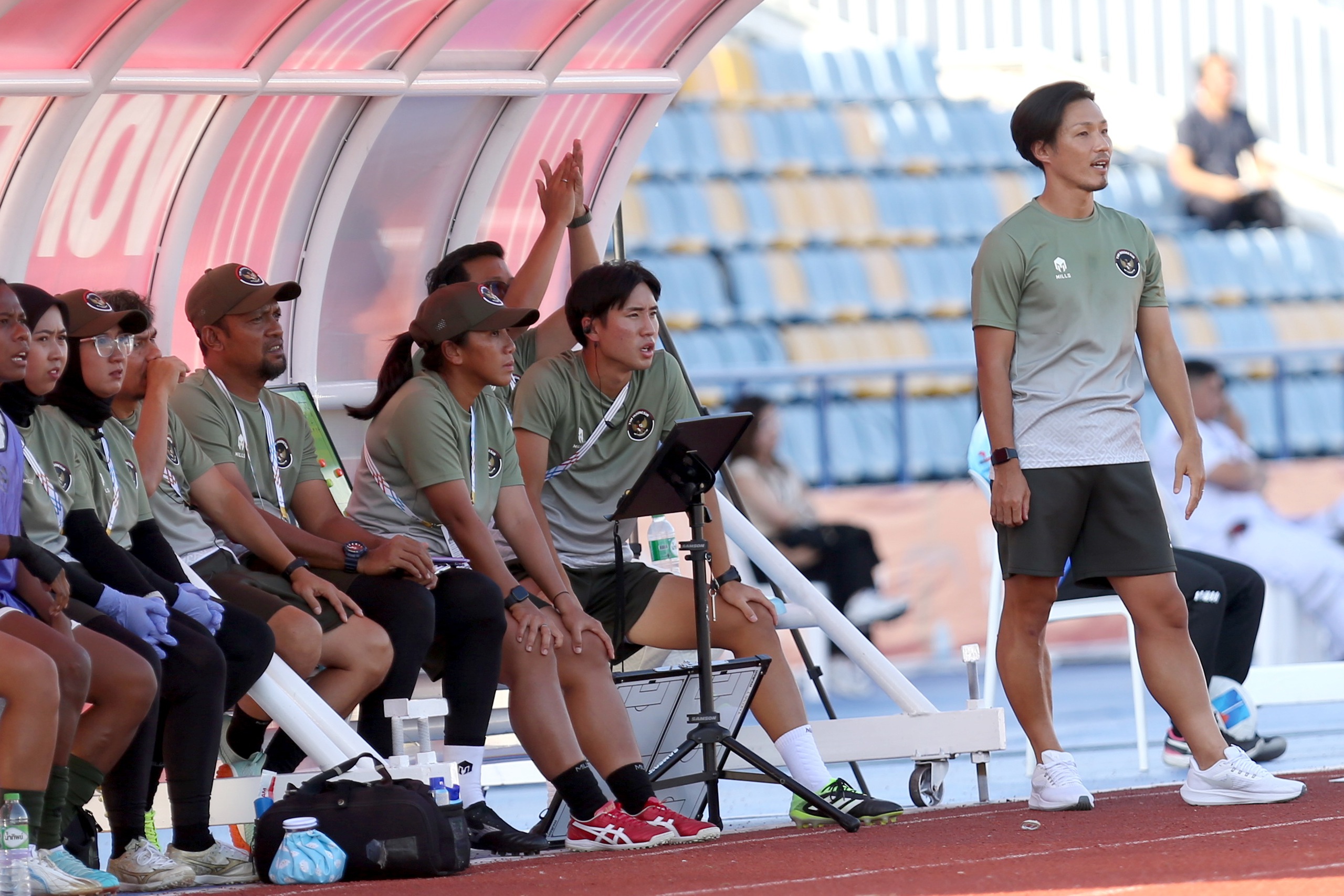 Đội tuyển nữ Việt Nam ‘bé xíu’ đấu ‘ngoại binh khổng lồ’ gần 1,90 m của Indonesia: Phải tính kế! - Ảnh 6. Đội tuyển nữ Việt Nam ‘bé xíu’ đấu ‘ngoại binh khổng lồ’ gần 1,90 m của Indonesia: Phải tính kế! - Ảnh 6.