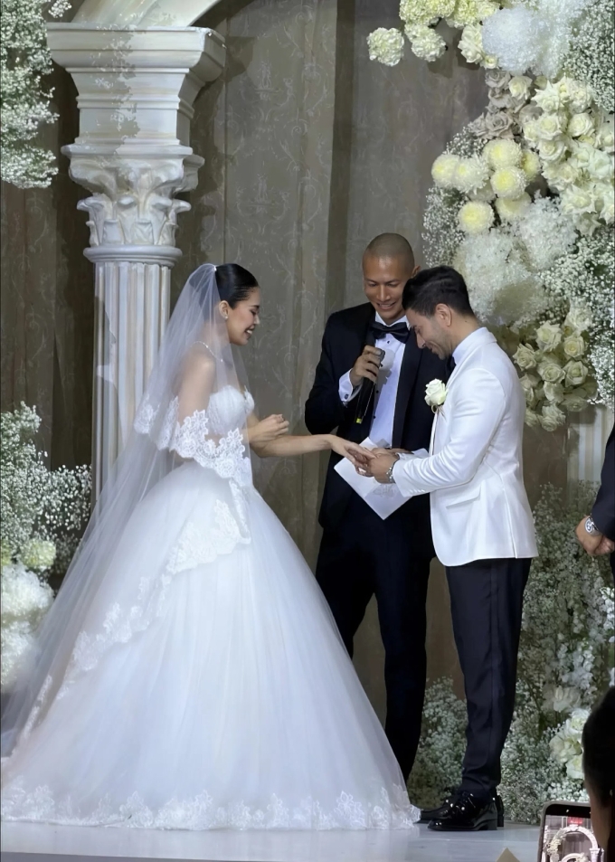 Tiên Nguyễn nhắn nhủ chồng: "Em muốn sống bên anh đến già" 2 Cô dâu - chú rể trao nhẫn và lời thề nguyện. Ảnh: Maria Đinh