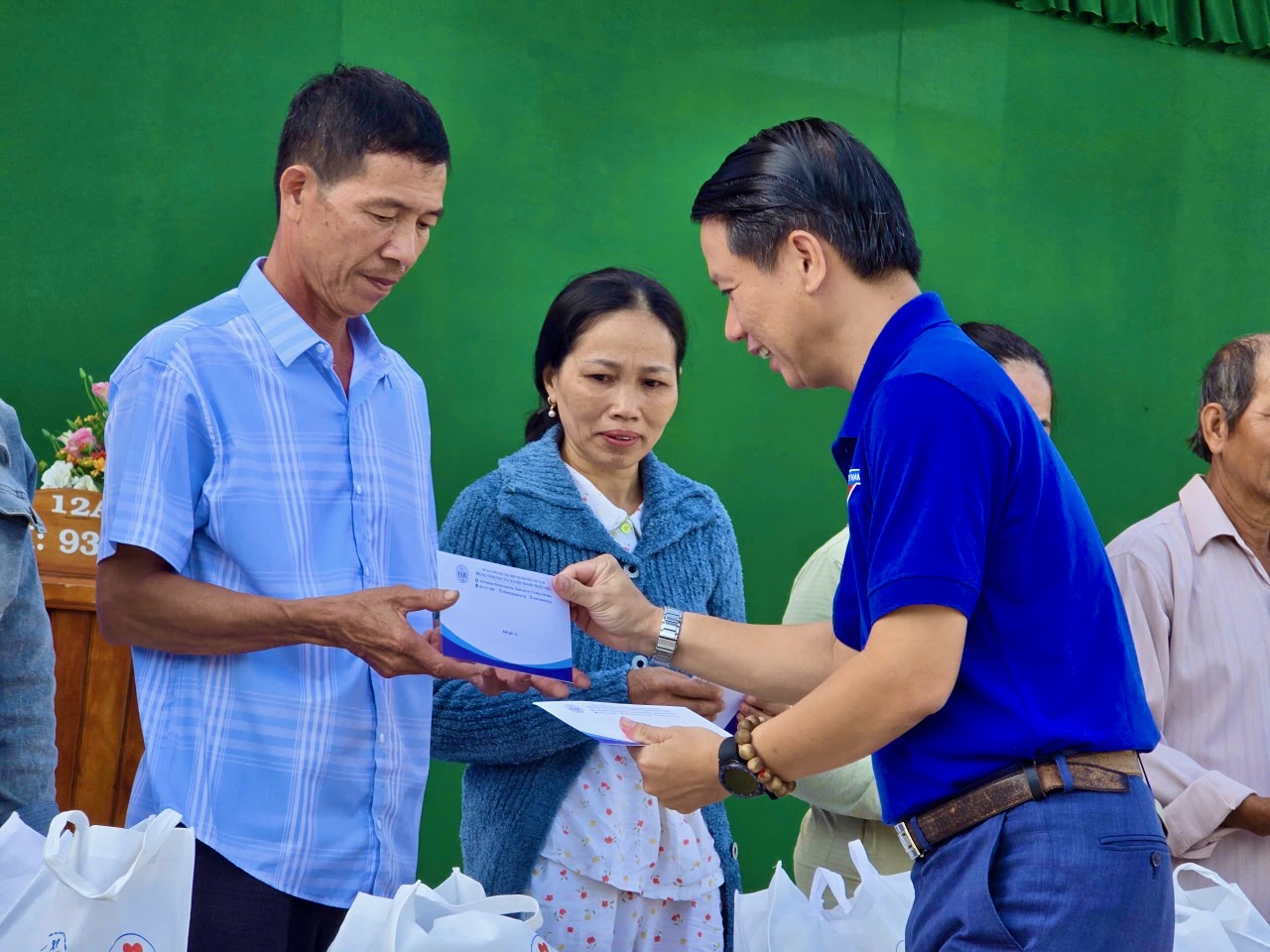 Trung tâm Công tác xã hội thanh thiếu niên Việt Nam mang hàng nghìn suất quà đến vùng lũ Phú Yên cũ 2 Trung tâm Công tác xã hội thanh thiếu niên Việt Nam mang hàng nghìn suất quà đến vùng lũ Phú Yên cũ - Ảnh 2.