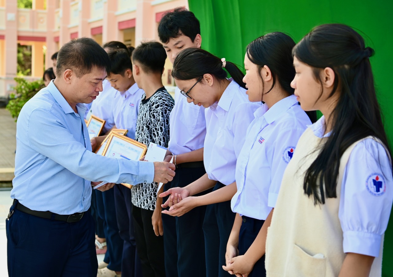 Trung tâm Công tác xã hội thanh thiếu niên Việt Nam mang hàng nghìn suất quà đến vùng lũ Phú Yên cũ 3 vùng lũ - Ảnh 3.