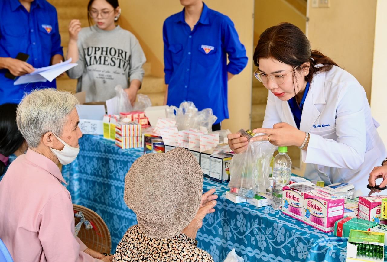 Trung tâm Công tác xã hội thanh thiếu niên Việt Nam mang hàng nghìn suất quà đến vùng lũ Phú Yên cũ 5 vùng lũ - Ảnh 5.