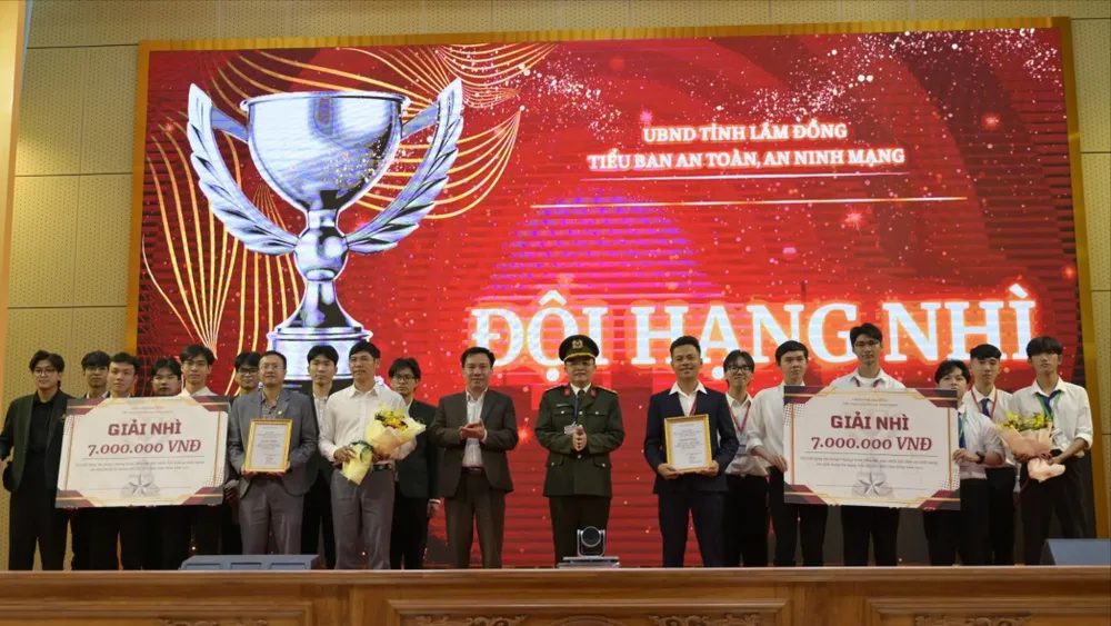 Các đội đạt giải Nhì Cuộc thi CTF. lam-dong-1.jpg