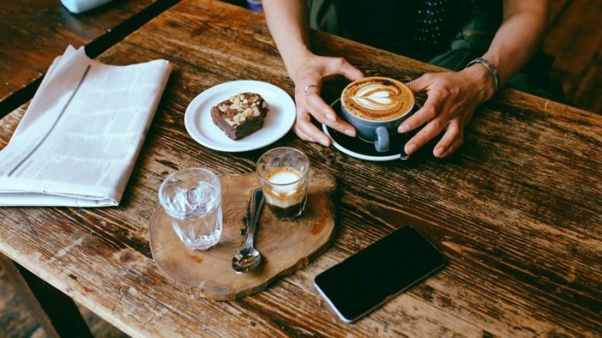 Tín hiệu cho thấy đói giả và cách khắc phục 3 Bánh mì, bánh ngọt giàu carbohydrate khi kết hợp cùng cà phê chứa đường, sữa làm đường huyết tăng vọt rồi giảm đột ngột, kích thích thèm ăn nhiều hơn ngay cả khi cơ thể không hề thiếu năng lượng.