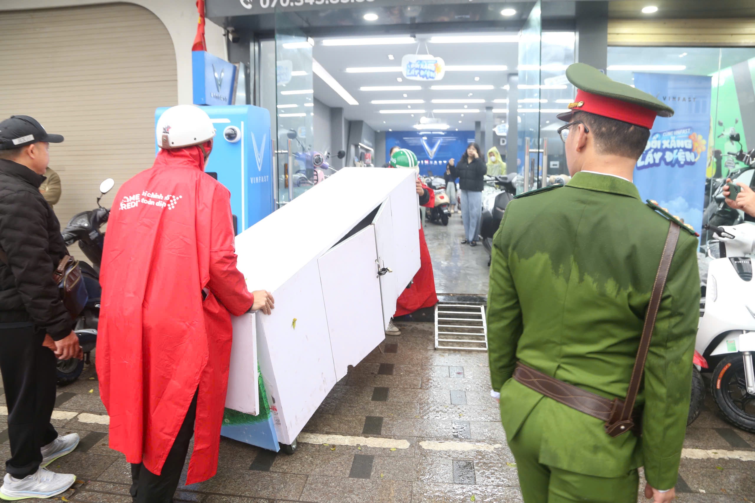 Hà Nội ra quân lập lại trật tự đô thị giành lại vỉa hè, lòng đường 2 TP Hà Nội ra quân lập lại trật tự đô thị, giành lại vỉa hè lòng đường ở 126 xã, phường - Ảnh 2.