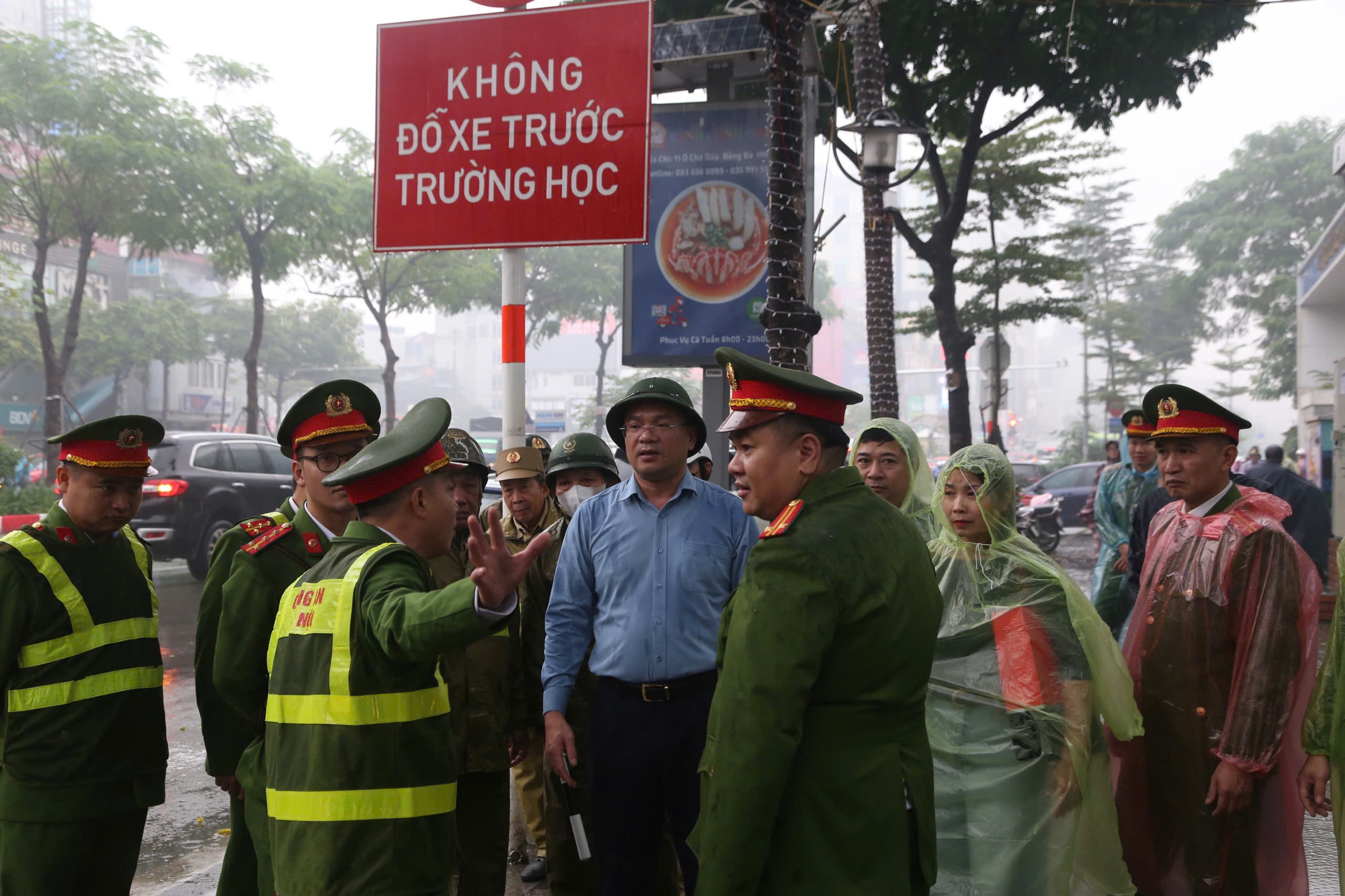 Hà Nội ra quân lập lại trật tự đô thị giành lại vỉa hè, lòng đường 3 TP Hà Nội ra quân lập lại trật tự đô thị, giành lại vỉa hè lòng đường ở 126 xã, phường - Ảnh 3.
