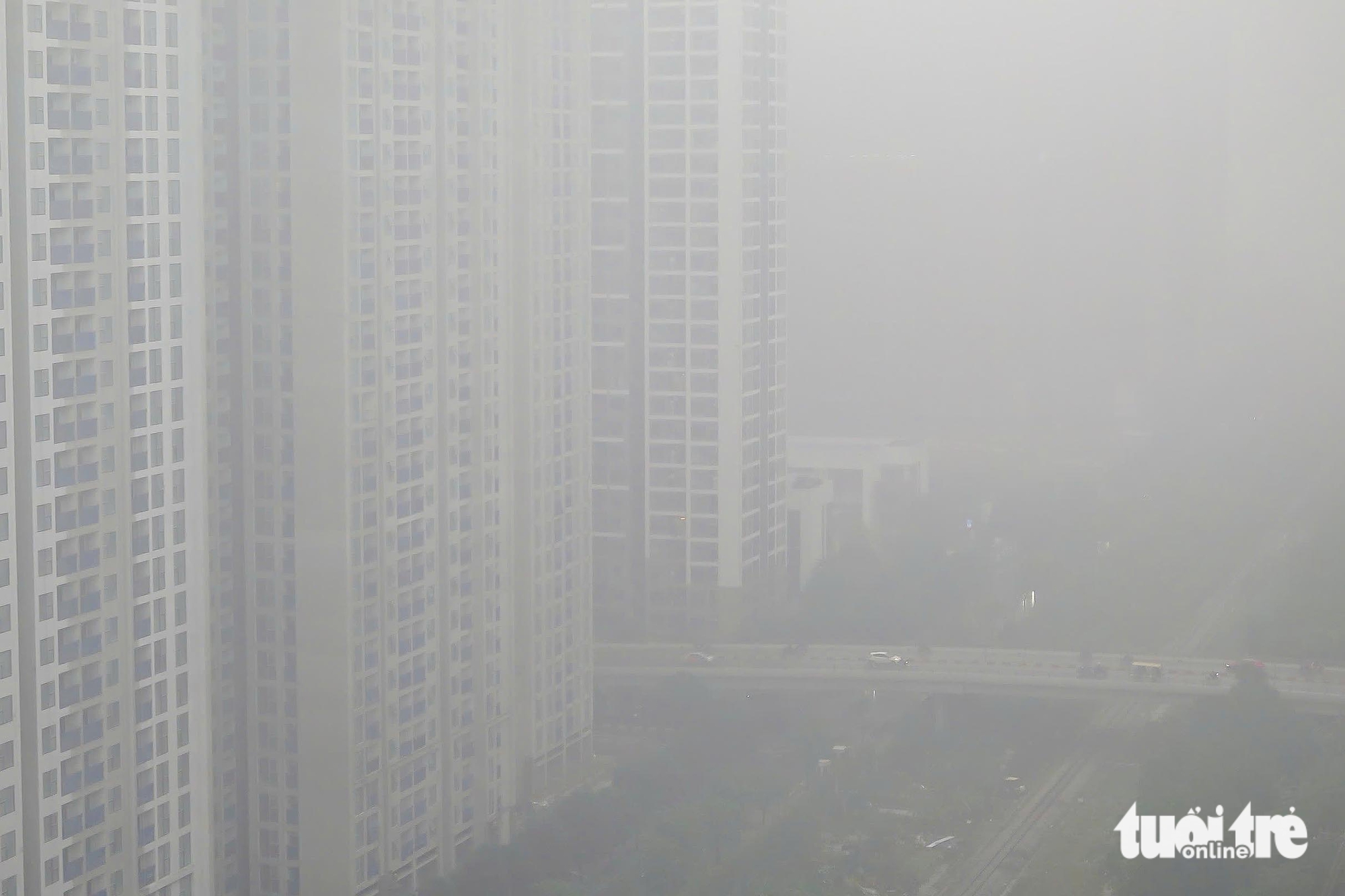 Không khí ở Hà Nội vẫn cảnh báo tím dù đường phố ít xe cộ, người dân cần hạn chế ra ngoài 4 không khí - Ảnh 4.