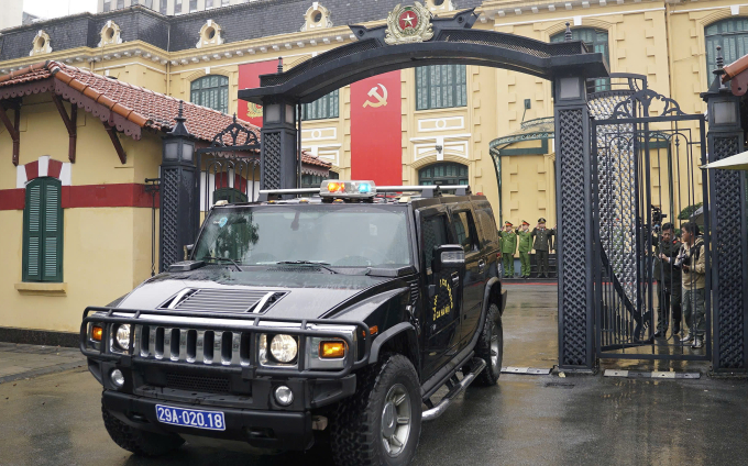 Xe đặc chủng ra quân. Ảnh: Linh Đan