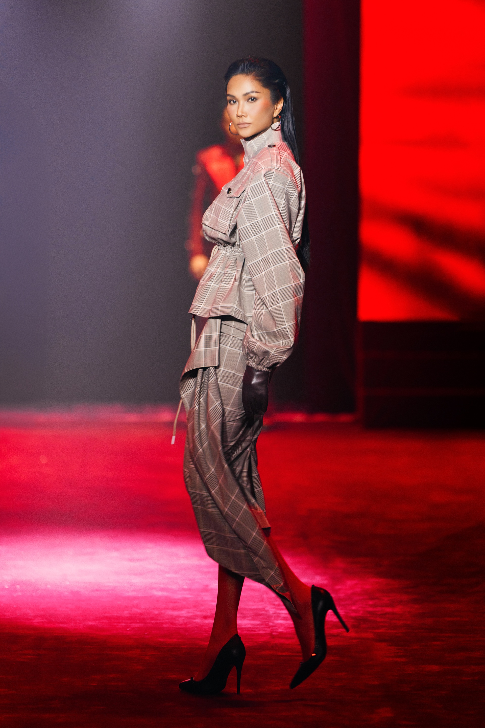 HHen Niê tái xuất sàn diễn, nhan sắc mẹ bỉm sữa gây chú ý - 2 HHen Niê tái xuất sàn diễn, nhan sắc mẹ bỉm sữa gây chú ý - 2