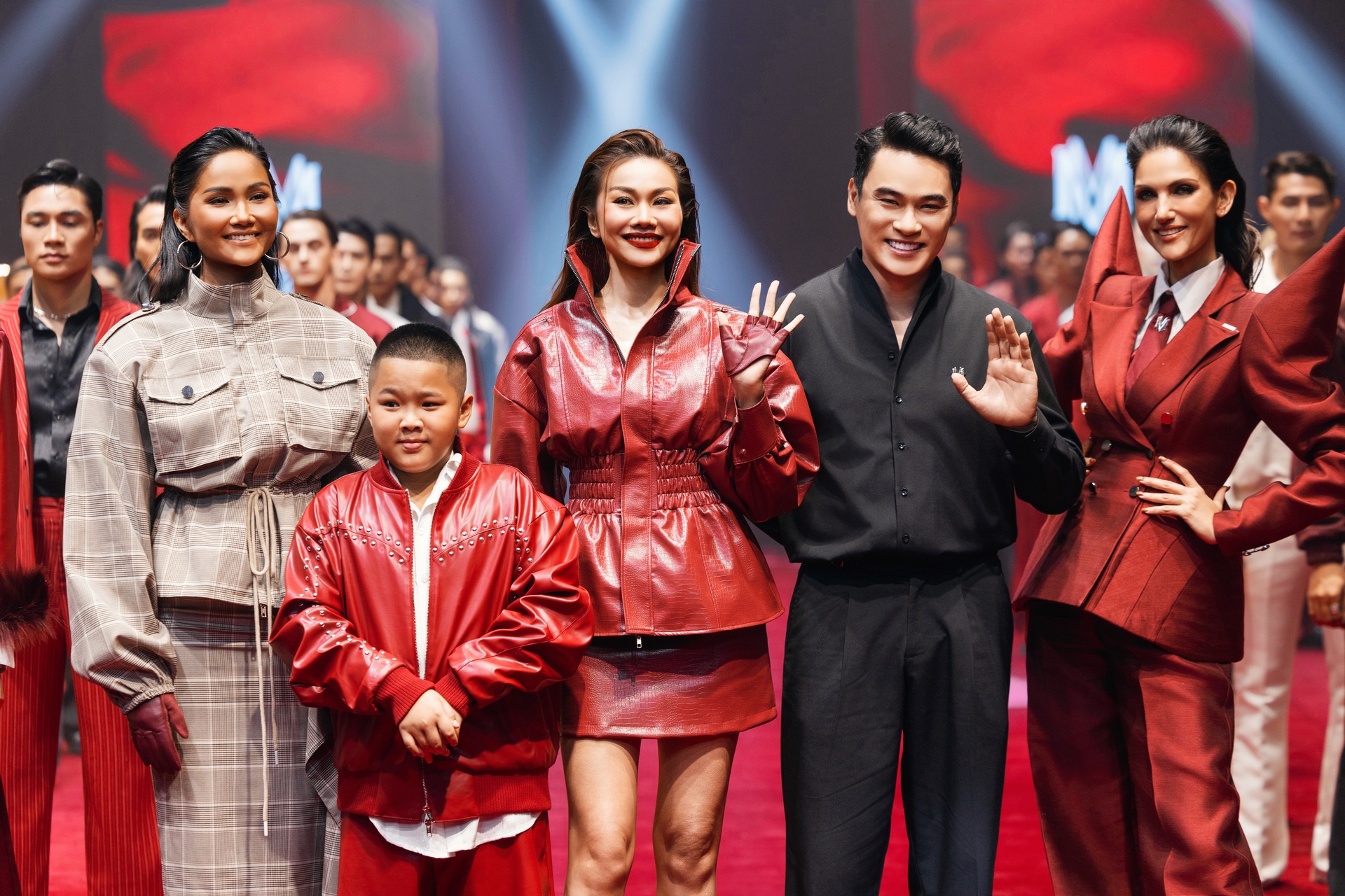 HHen Niê tái xuất sàn diễn, nhan sắc mẹ bỉm sữa gây chú ý - 5 HHen Niê tái xuất sàn diễn, nhan sắc mẹ bỉm sữa gây chú ý - 5