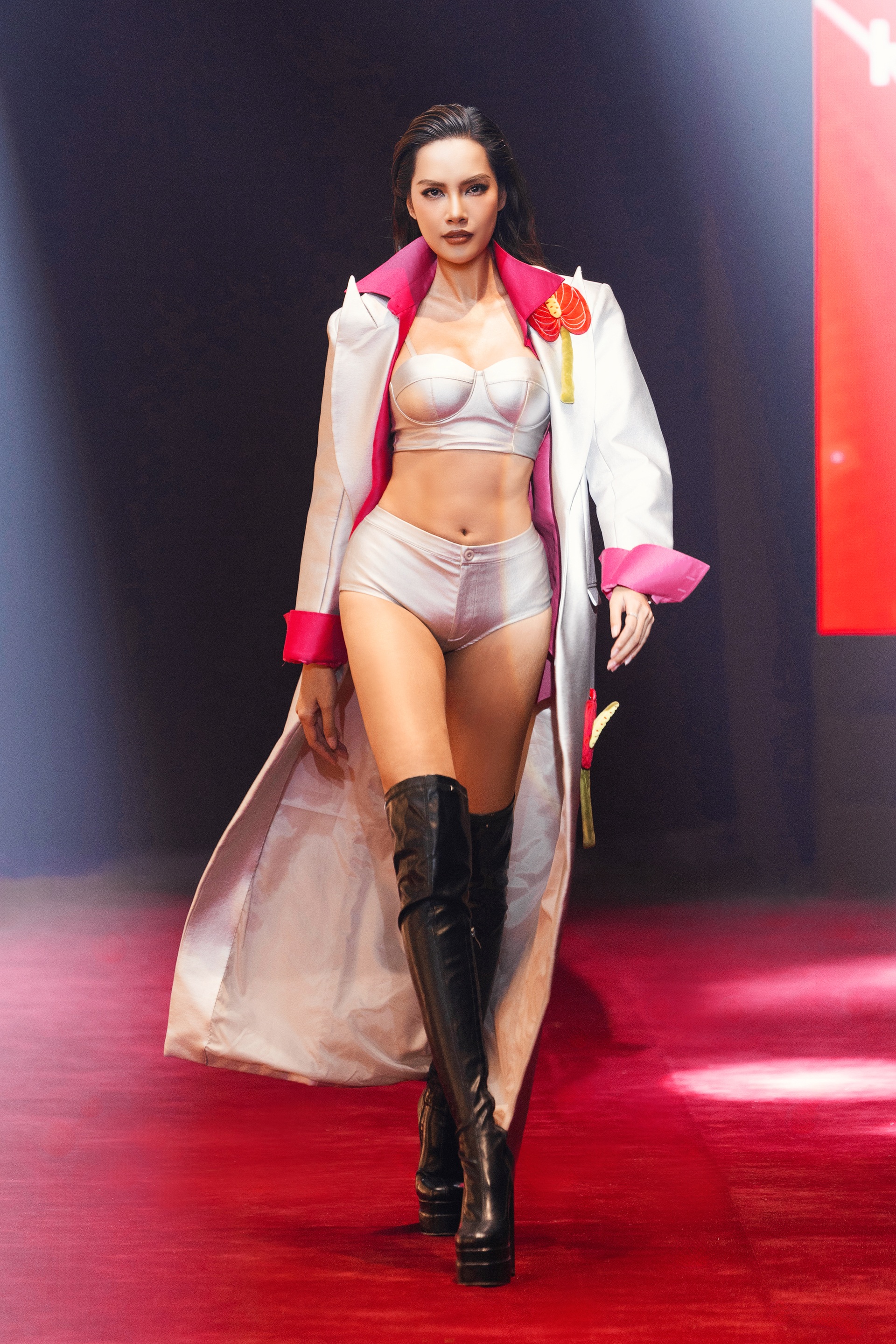 HHen Niê tái xuất sàn diễn, nhan sắc mẹ bỉm sữa gây chú ý - 8 HHen Niê tái xuất sàn diễn, nhan sắc mẹ bỉm sữa gây chú ý - 8