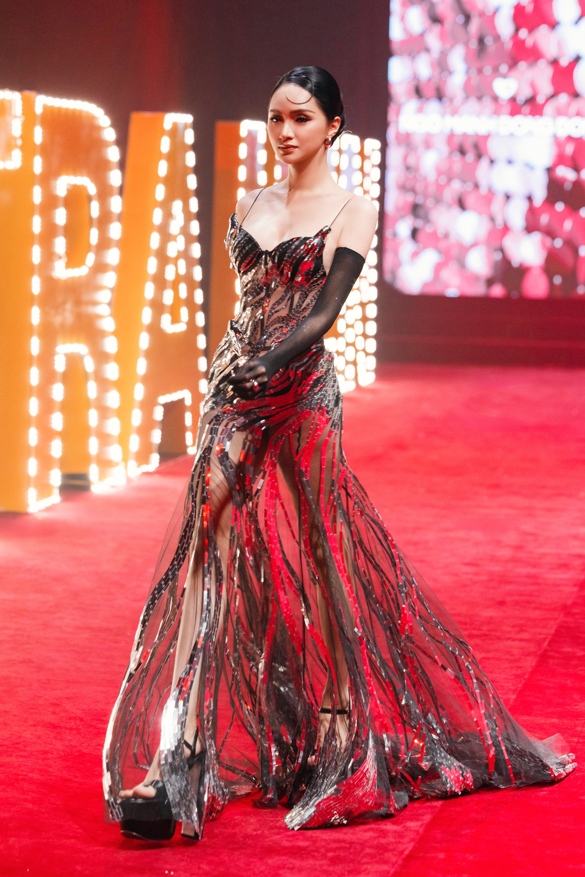 HHen Niê tái xuất sàn diễn, nhan sắc mẹ bỉm sữa gây chú ý - 13 HHen Niê tái xuất sàn diễn, nhan sắc mẹ bỉm sữa gây chú ý - 13