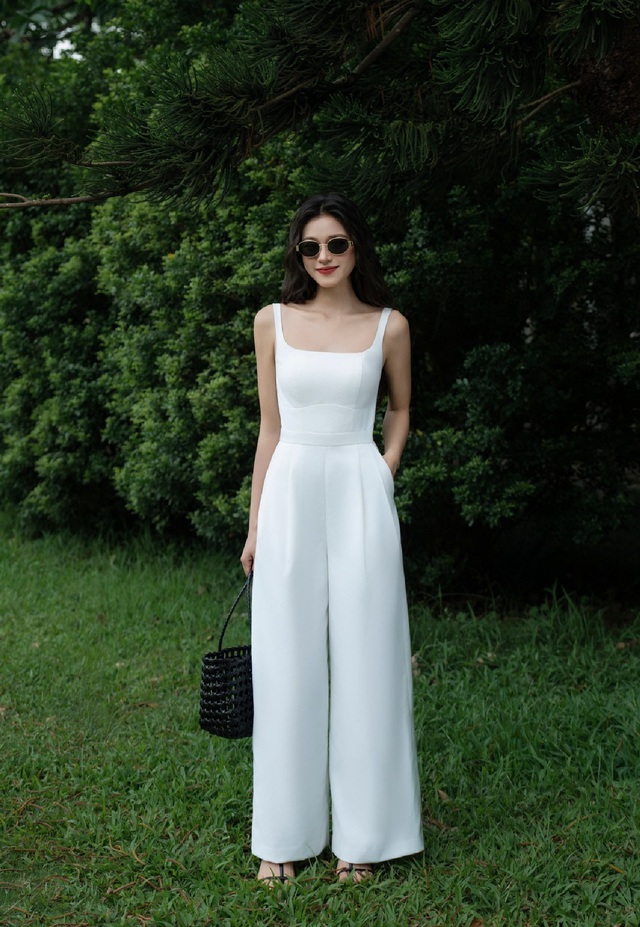 Jumpsuit 'càn quét' tủ đồ phái đẹp, đi làm đi chơi đều hợp- Ảnh 6. Jumpsuit 'càn quét' tủ đồ phái đẹp, đi làm đi chơi đều hợp- Ảnh 6.