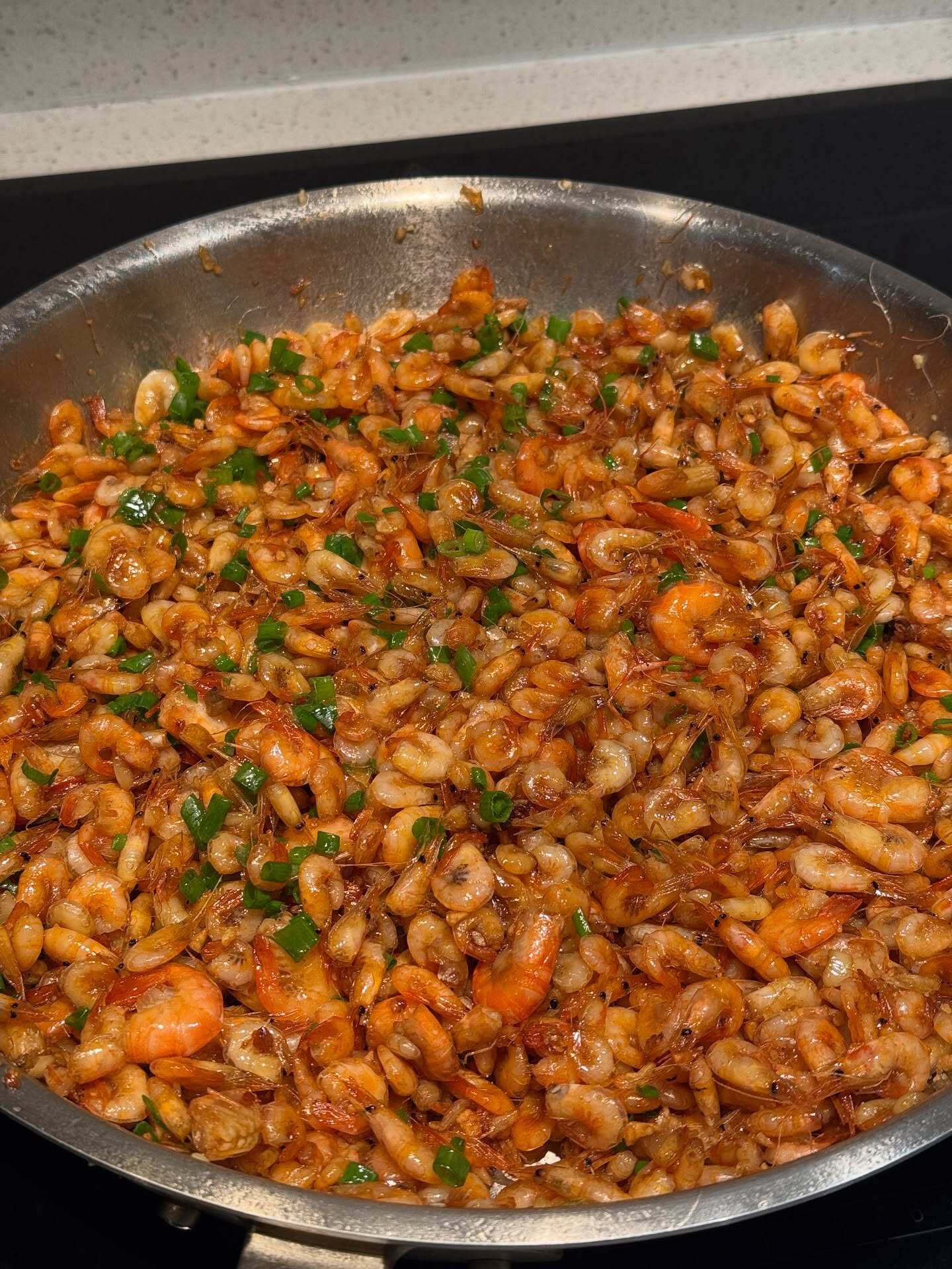 2 con dâu nhà tỷ phú Johnathan Hạnh Nguyễn vừa xinh, vừa được chồng chiều nhưng đảm đang cỡ này! 2 Khán giả theo dõi Tăng Thanh Hà thường xuyên được chiêm ngưỡng những bữa cơm gia đình giản dị nhưng tinh tế mà cô tự tay chuẩn bị. Sở trường của cô là những món ăn dân dã, dễ làm nhưng lại vô cùng bắt cơm như tép nhảy mỡ hành, tép rang khế.