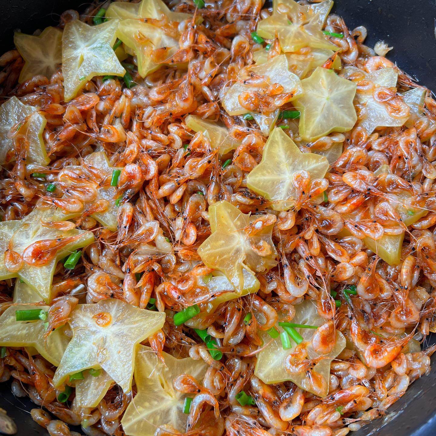 2 con dâu nhà tỷ phú Johnathan Hạnh Nguyễn vừa xinh, vừa được chồng chiều nhưng đảm đang cỡ này! 3 Cô thường chọn tép tươi nhỏ, đem rang cùng mỡ hành và vài lát khế chua, nêm nếm bằng nước mắm, muối, hạt nêm và chút đường.