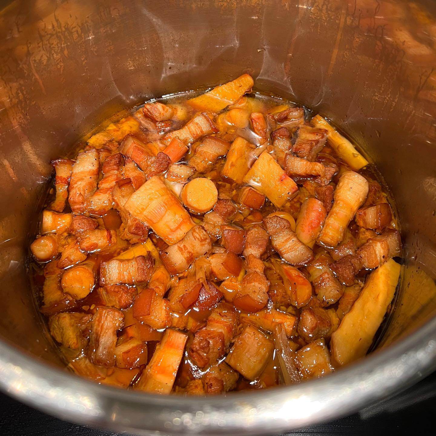 2 con dâu nhà tỷ phú Johnathan Hạnh Nguyễn vừa xinh, vừa được chồng chiều nhưng đảm đang cỡ này! 5 Các món kho như cá dứa kho tóp mỡ, ba chỉ kho măng cũng là món tủ của gia đình. Cô cầu kỳ kho cá trong khoảng bốn giờ để cá thấm đẫm hương vị mặn, ngọt, chua, cay, rất phù hợp với cơm nóng.