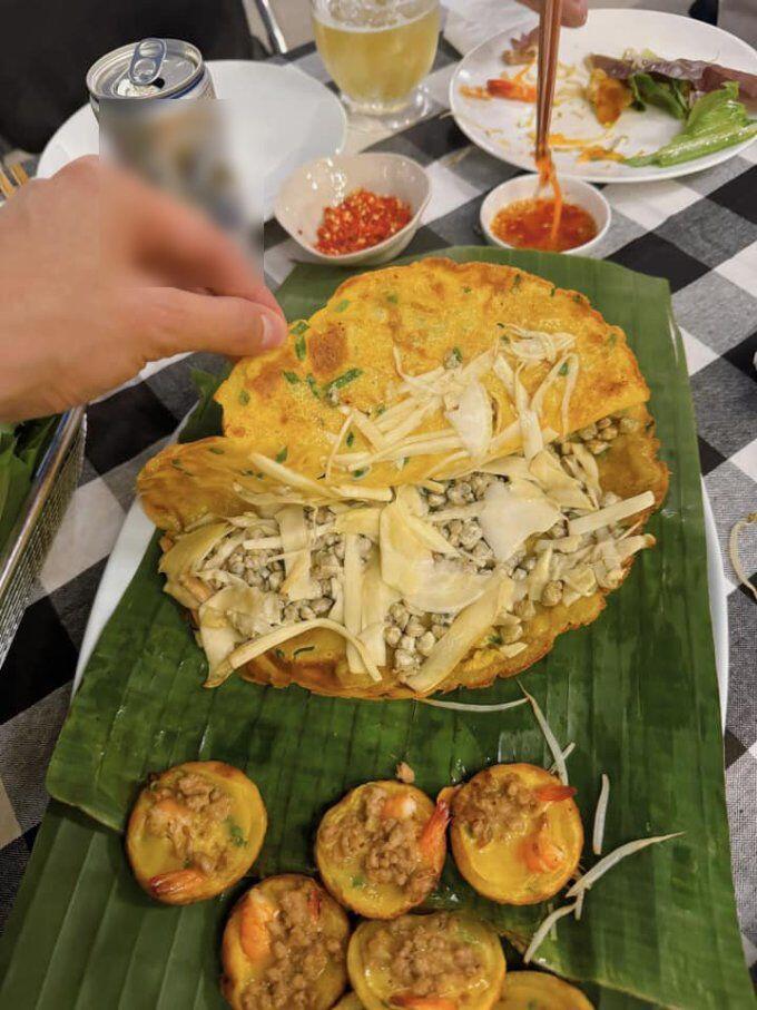 2 con dâu nhà tỷ phú Johnathan Hạnh Nguyễn vừa xinh, vừa được chồng chiều nhưng đảm đang cỡ này! 6 Tăng Thanh Hà còn nổi tiếng trổ tài làm các món đặc trưng của miền Tây sông nước như bánh xèo và bánh khọt nhân hến, củ hủ dừa, tự làm hầu hết các công đoạn từ pha bột đến đổ bánh.