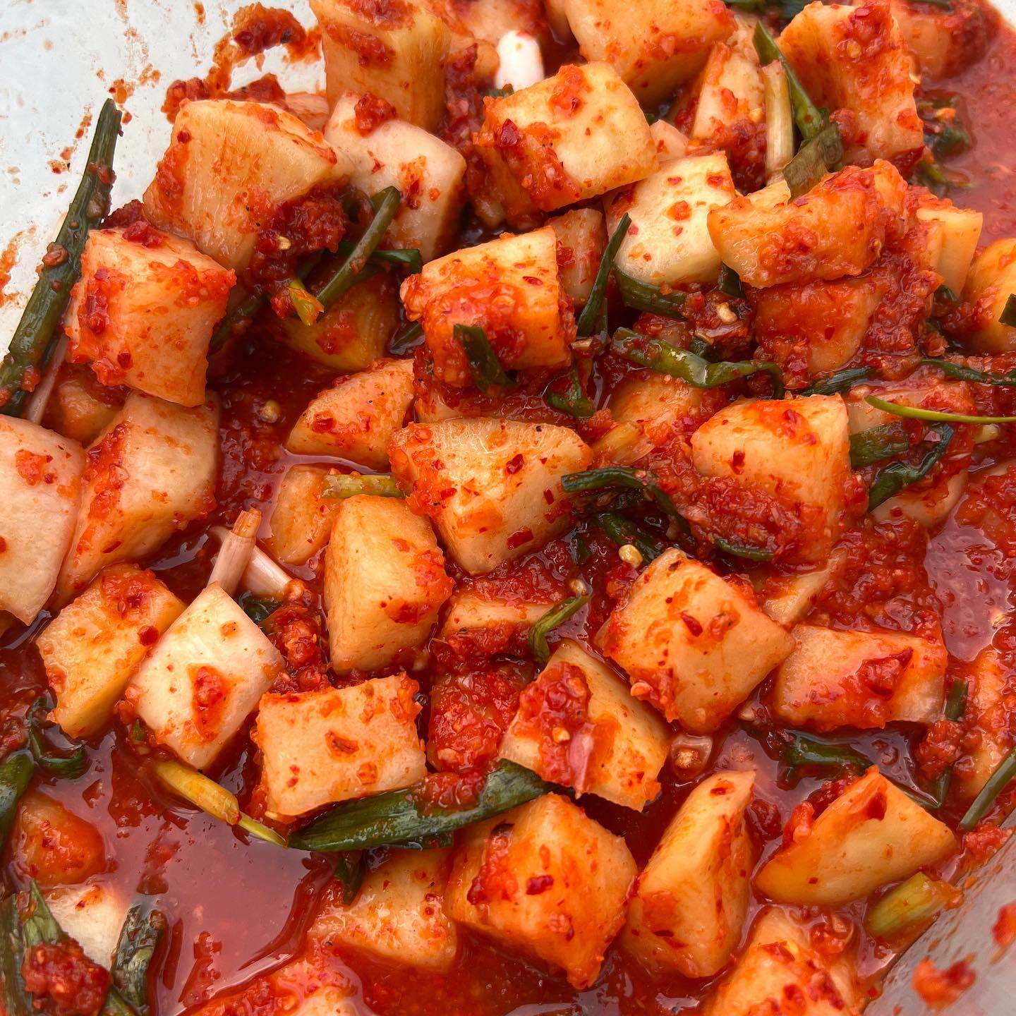 2 con dâu nhà tỷ phú Johnathan Hạnh Nguyễn vừa xinh, vừa được chồng chiều nhưng đảm đang cỡ này! 7 Không chỉ dừng lại ở món Việt, Tăng Thanh Hà còn thể hiện tay nghề ở nhiều nền ẩm thực khác. Cô từng khoe khả năng tự làm kim chi hay kim chi củ cải - món được bạn bè nhận xét là khó làm và chế biến nhiều món ăn quốc tế.