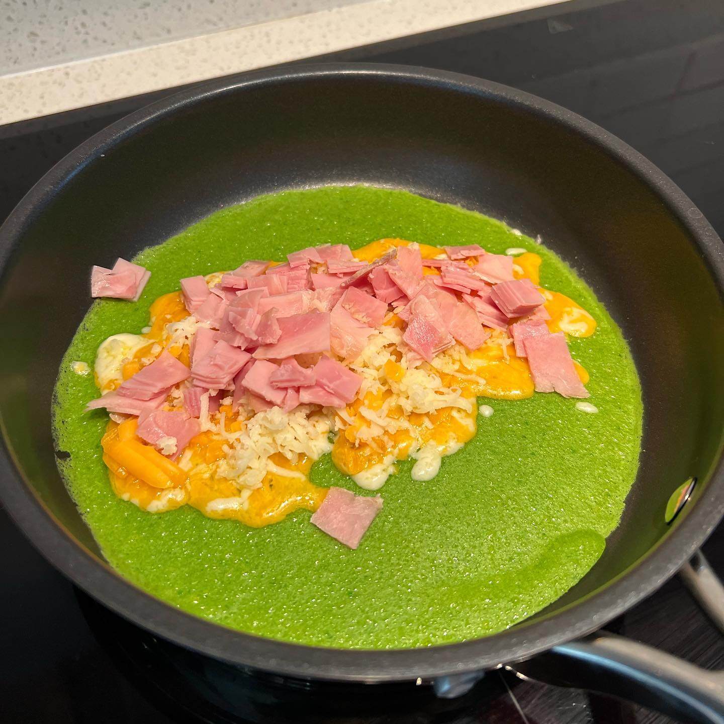 2 con dâu nhà tỷ phú Johnathan Hạnh Nguyễn vừa xinh, vừa được chồng chiều nhưng đảm đang cỡ này! 11 Những món ăn cô nấu thường xuyên nhận được cơn mưa lời khen từ bạn bè và người hâm mộ, khẳng định vai trò là một trong những bà nội trợ đảm đang nhất nhì showbiz Việt.