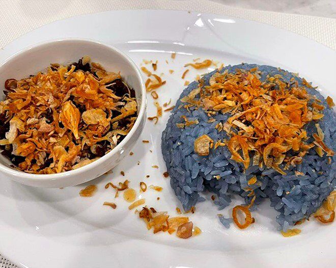 2 con dâu nhà tỷ phú Johnathan Hạnh Nguyễn vừa xinh, vừa được chồng chiều nhưng đảm đang cỡ này! 14 Kể từ khi về làm dâu và lui về hậu trường hỗ trợ công việc kinh doanh cho chồng, Linh Rin vẫn rất chú ý đến chuyện bếp núc. Cô thường vào bếp từ sớm để chuẩn bị bữa sáng cho hai vợ chồng. Linh Rin có thể nấu thành thạo cả món Á và món Âu.