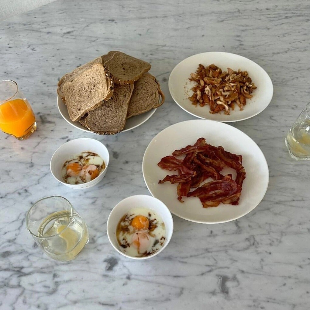 2 con dâu nhà tỷ phú Johnathan Hạnh Nguyễn vừa xinh, vừa được chồng chiều nhưng đảm đang cỡ này! 15 Cô từng tiết lộ vào bếp từ sáng tinh mơ để chuẩn bị bữa sáng mừng sinh nhật chồng, bao gồm bánh mì, thịt hun khói, trứng lòng đào.