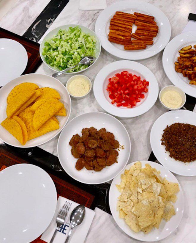 2 con dâu nhà tỷ phú Johnathan Hạnh Nguyễn vừa xinh, vừa được chồng chiều nhưng đảm đang cỡ này! 16 Trước đây, cô từng tổ chức tiệc sinh nhật thịnh soạn tại nhà cho bạn trai (nay là chồng), với bít tết là món ruột cùng các món phong cách Mexico như nachos, tacos, và churros.