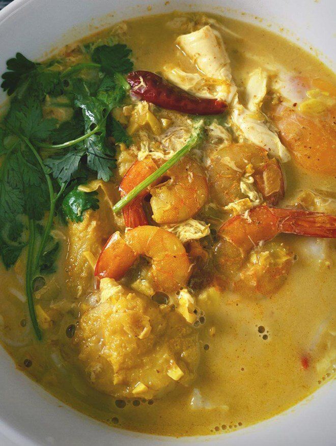 2 con dâu nhà tỷ phú Johnathan Hạnh Nguyễn vừa xinh, vừa được chồng chiều nhưng đảm đang cỡ này! 17 Đặc biệt, Linh Rin còn thể hiện sự tinh tế khi nấu món mì sotanghon hải sản (món ăn của quê hương Philippines) cho ông xã Phillip Nguyễn, người mang hai dòng máu Việt - Philippines.