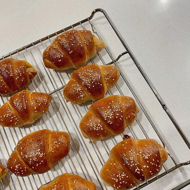 2 con dâu nhà tỷ phú Johnathan Hạnh Nguyễn vừa xinh, vừa được chồng chiều nhưng đảm đang cỡ này! 19 Cô nhiều lần làm mì Ý, ức vịt sốt cam, bít tết, làm các loại bánh trái hay những món tráng miệng cầu kỳ để cùng gia đình, bạn bè thưởng thức.